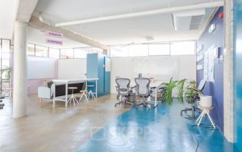 Kantoorruimte huren op Generaal Vetterstraat 77e in Amsterdam De Schinkel, met moderne inrichting, lichte kleuren en een open vloerplan. Inclusief diverse werkplekken en vergaderruimte.