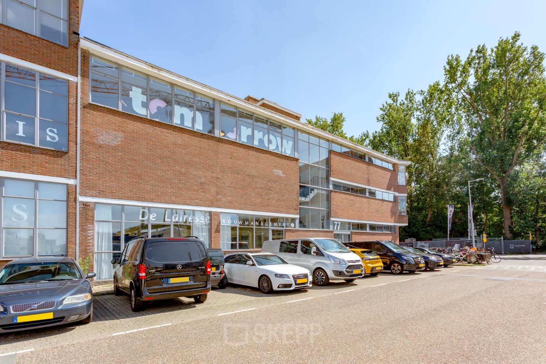 Kantoorpand Generaal Vetterstraat 77e, Amsterdam De Schinkel, met geparkeerde auto's voor het gebouw.