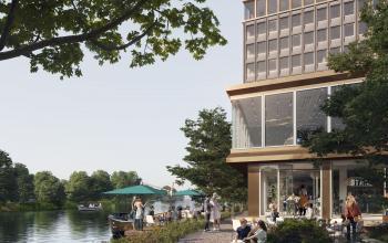 Kantoorpand aan de Rijnsburgstraat 9-11, Amsterdam De Schinkel, met mensen die buiten ontspannen aan de waterkant.