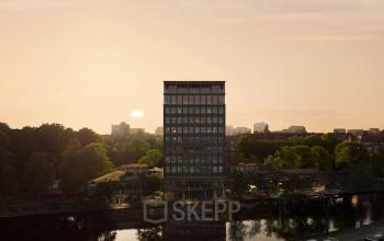 Kantoorpand huren aan Rijnsburgstraat 9-11 in Amsterdam De Schinkel met uitzicht op het kanaal en omringende groene omgeving.