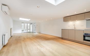 Lichte, ruime kantoorruimte in Amsterdam De Schinkel, Schinkelkade 44, met houten vloeren en ingebouwde keukenkastjes. Ideaal om kantoorruimte te huren midden in de stad.