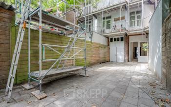 Buitenruimte bij Schinkelkade 44 in Amsterdam De Schinkel, mogelijk geschikt voor opslag of renovatie. De locatie biedt potentieel voor gebruik als extra kantoorpand ruimte of werkplek bij kantoorruimte huren.