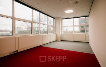 Leeg kantoor in kantoorpand op Overschiestraat 182, Amsterdam De Schinkel, met grote ramen en neutrale vloerbedekking. Ideaal voor kantoorruimte huren met uitzicht op de stad.