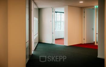 Kantoorruimte op Overschiestraat 182 in Amsterdam De Schinkel met gang en zicht op lichte kamers. Ideaal voor kantoorruimte huren.