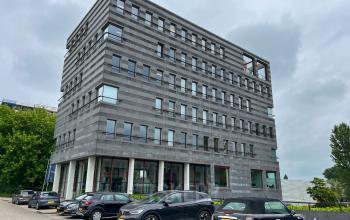 Extern uitzicht op een modern kantoorpand aan Daalwijkdreef 47, Amsterdam Duivendrecht. Diverse auto's geparkeerd voor het gebouw, geschikt voor kantoorruimte huren.