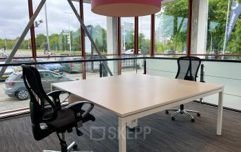Kantoorruimte huren op Daalwijkdreef 47 in Amsterdam Duivendrecht met modern interieur, voorzien van grote ramen voor veel daglicht en twee stijlvolle bureaustoelen. Ideale werkplek voor creatief denken en productiviteit.