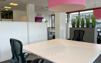 Moderne kantoorruimte huren aan de Daalwijkdreef 47 in Amsterdam Duivendrecht met strakke bureaus, comfortabele stoelen en een stijlvolle inrichting. Geschikt voor zakelijk gebruik in een kantoorpand.