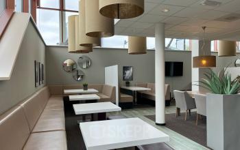 Lichte kantoorruimte te huur op Daalwijkdreef 47, Amsterdam Duivendrecht, met moderne inrichting en comfortabele zitplekken. Ideaal voor vergaderingen of creatieve brainstormsessies.