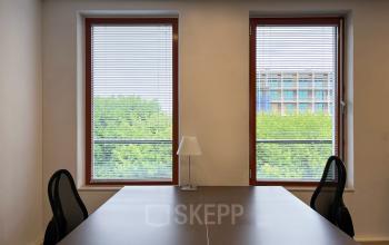 Modern ingerichte kantoorruimte met strak wit bureau en comfortabele bureaustoelen gelegen aan de Daalwijkdreef in Amsterdam Duivendrecht.