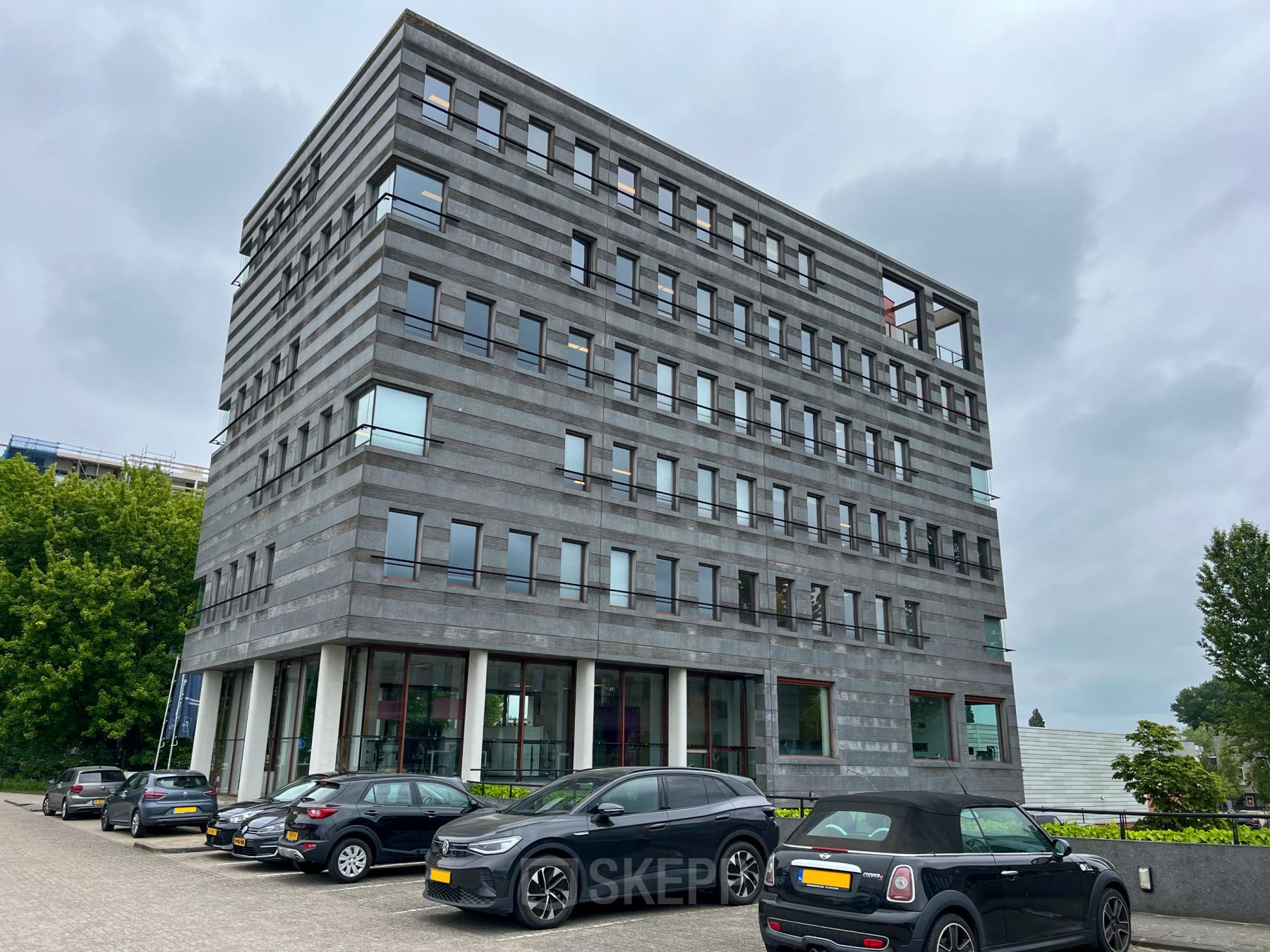 Extern uitzicht op een modern kantoorpand aan Daalwijkdreef 47, Amsterdam Duivendrecht. Diverse auto's geparkeerd voor het gebouw, geschikt voor kantoorruimte huren.