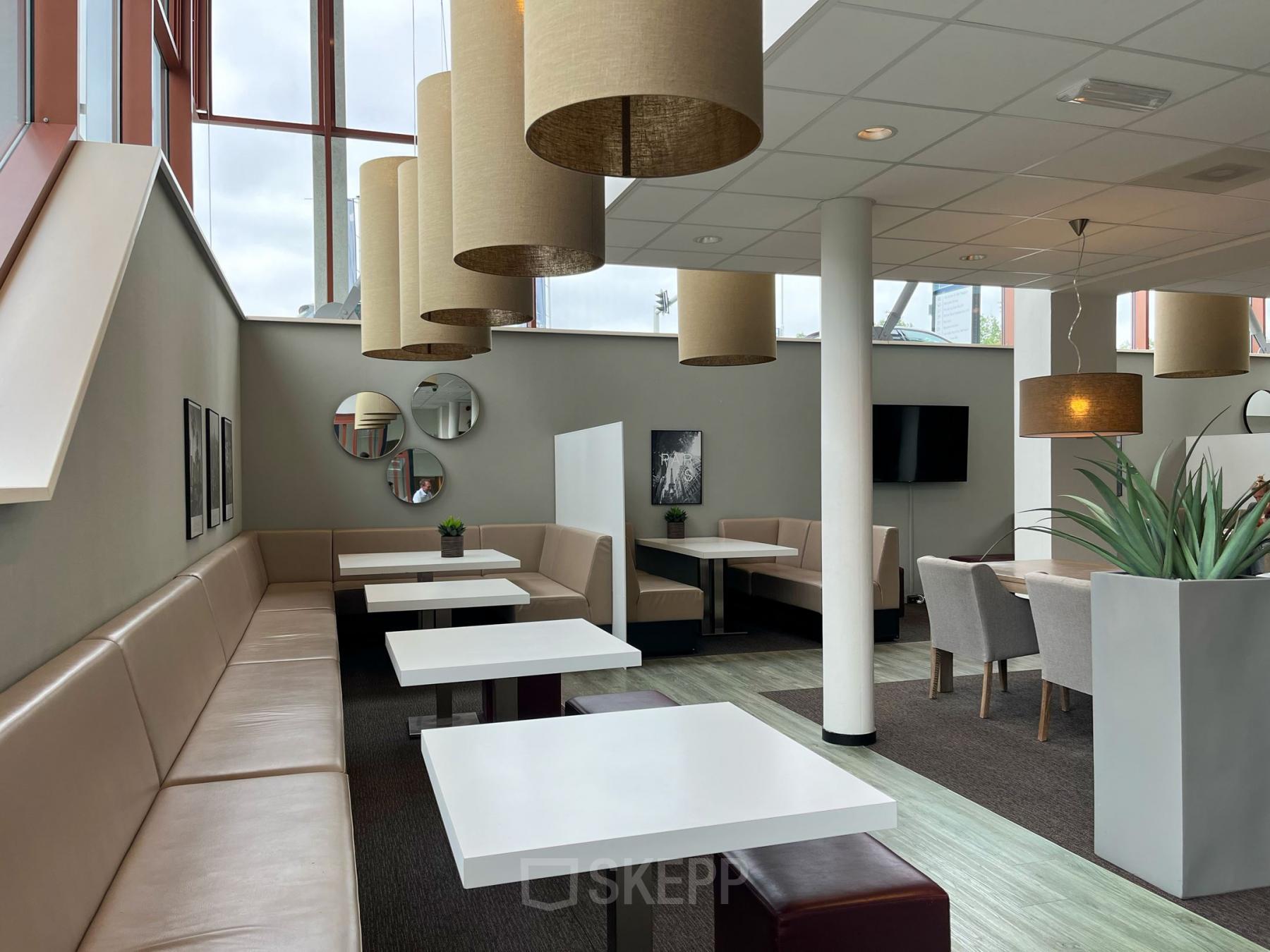 Lichte kantoorruimte te huur op Daalwijkdreef 47, Amsterdam Duivendrecht, met moderne inrichting en comfortabele zitplekken. Ideaal voor vergaderingen of creatieve brainstormsessies.
