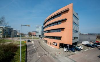 parkeerplaats bij kantoorpand in Amsterdam