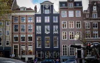 Kantoorpand gelegen aan de Herengracht 420 in Amsterdam Grachtengordel met historische gevels, zicht op grachtenpand en nabijgelegen parkeerplaatsen.