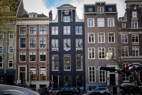 Kantoorpand gelegen aan de Herengracht 420 in Amsterdam Grachtengordel met historische gevels, zicht op grachtenpand en nabijgelegen parkeerplaatsen.