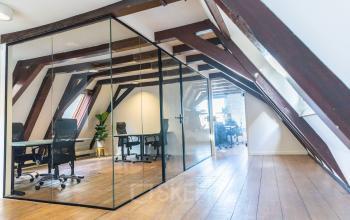 Kantoorruimte huren in Amsterdam Grachtengordel, Keizersgracht 482. Smaakvolle ruimte met glazen wanden, houten vloeren en moderne meubels. Ergonomische bureaustoelen en veel natuurlijk licht.