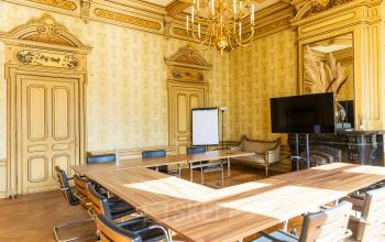 Vergaderruimte huren in het kantoorpand op Keizersgracht 482, Amsterdam Grachtengordel met klassieke details, houten tafel en stoelen.