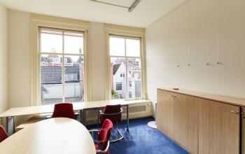 Werken aan de Keizersgracht in de middag