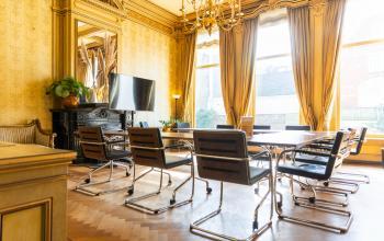 Kantoorpand op Keizersgracht 482 in Amsterdam Grachtengordel met klassieke inrichting en lange houten vergadertafel met stoelen.