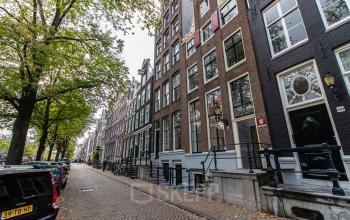 Karakteristiek kantoorpand aan de Keizersgracht 62-64 in de Amsterdamse Grachtengordel met authentieke gevels en eigen entree, ideaal voor kantoorruimte huren midden in de stad.