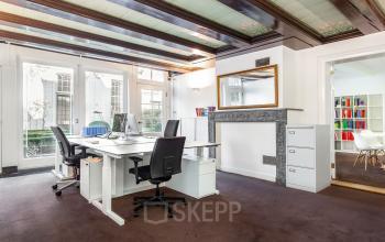 Lichte kantoorruimte aan de Keizersgracht 62-64 in Amsterdam Grachtengordel met ruime bureaus en elegante details. Ideaal voor kantoorruimte huren.