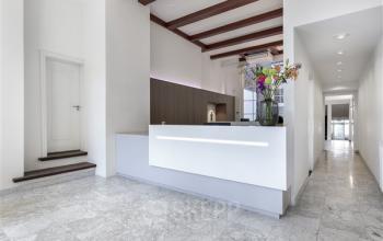 Moderne kantoorruimte gelegen aan de Keizersgracht 62 – 64 in de Amsterdamse Grachtengordel. Stijlvolle entree met marmeren vloer en minimalistisch interieur, ideaal voor bedrijven die kantoorruimte willen huren.