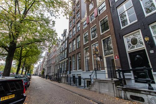 Karakteristiek kantoorpand aan de Keizersgracht 62-64 in de Amsterdamse Grachtengordel met authentieke gevels en eigen entree, ideaal voor kantoorruimte huren midden in de stad.