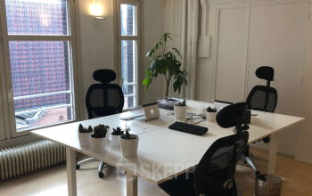 Werkplekken in kantoorruimte