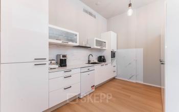 Een lichte pantry in een kantoorpand aan de Herengracht 221, Amsterdam Grachtengordel, met moderne keukenapparatuur en een strakke afwerking.