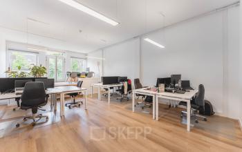Moderne gemeubileerde kantoorruimte op Herengracht 221 in Amsterdam Grachtengordel, met meerdere bureaus en stoelen klaar voor gebruik. Ideaal voor wie een kantoorpand wil huren in een rustige omgeving.