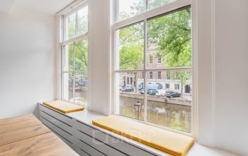 Lichte kantoorruimte aan de Herengracht 221, Amsterdam Grachtengordel, met grote ramen en uitzicht op de gracht. Ideale plek om kantoorruimte te huren.