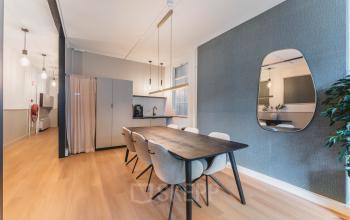Modern ingerichte vergaderruimte in een kantoorpand aan de Herengracht 221 in Amsterdam Grachtengordel, met houten vloer en stijlvolle verlichting. Ideaal voor kantoorruimte huren.