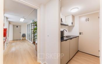Functionele kantoorruimte te huur aan de Herengracht 221 in Amsterdam Grachtengordel met pantry en moderne voorzieningen.