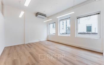 Licht en open kantoor op Herengracht 221, Amsterdam Grachtengordel, met houten vloer en grote ramen, ideaal voor kantoorruimte huren.