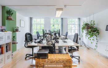 Ruime, lichte kantoorruimte met meerdere bureaus voor zakelijke activiteiten aan de Herengracht in Amsterdam Grachtengordel. Perfect voor wie kantoorruimte wil huren in een inspirerende omgeving.