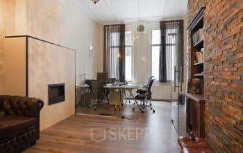 Kantoorruimte te huur in Amsterdam Grachtengordel aan Herengracht 282 met houten vloer, moderne meubels en grote ramen.