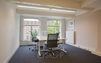 ingerichte afgesloten kantoorkamer amsterdam herengracht meubilair vloerbedekking raam uitzicht