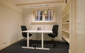 ingerichte kantoorruimte bureau stoelen raam vloerbedekking amsterdam herengracht
