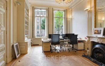 kantoorruimte ingericht afgesloten gemeubileerd raam uitzicht parket gordijnen