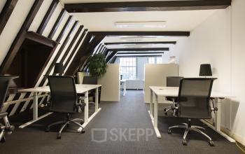 kantoor herengracht amsterdam ingericht tafel stoelen raam verdieping