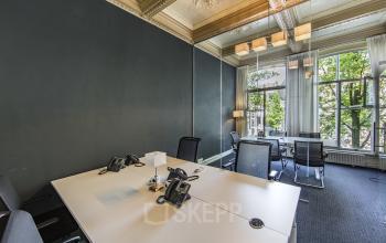 Moderne kantoorruimte met klassieke details en hoge plafonds aan de Herengracht 282 in Amsterdam Grachtengordel.