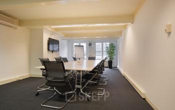 Modern ingerichte vergaderruimte in kantoorpand aan Herengracht 282, Amsterdam Grachtengordel, ideaal voor zakelijke besprekingen.