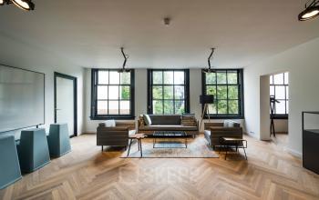 Kantoorpand aan de Keizersgracht 119 in Amsterdam Grachtengordel, ruim met grote ramen, houten vloer, moderne meubels en verlichting. Ideale plek voor kantoorruimte huren met veel daglicht.