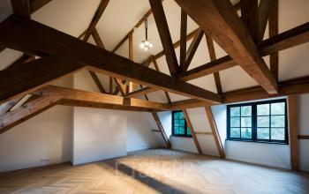 Ruimte met zichtbare houten balken en grote ramen in een kantoorpand op Keizersgracht 119, Amsterdam Grachtengordel. Ideale locatie voor kantoorruimte huren in historisch pand.