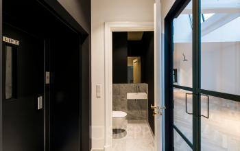 Binnenkant van een modern kantoorpand op Keizersgracht 119 met lift en minimalistische sanitaire voorzieningen. Ideaal voor bedrijven die kantoorruimte willen huren in Amsterdam Grachtengordel.