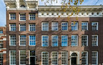 Vooraanzicht van historisch kantoorpand aan de Keizersgracht 119, Amsterdam Grachtengordel. Het gebouw heeft grote ramen en klassieke gevels, ideaal voor wie kantoorruimte wil huren in het hart van de stad.
