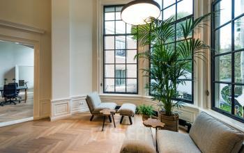 Ruime kantoorruimte aan de Keizersgracht 119 in Amsterdam Grachtengordel, met grote ramen en stijlvolle inrichting, ideaal voor bedrijfsgroei. Kantoor huren kan hier jouw creatieve ideeën tot leven brengen.