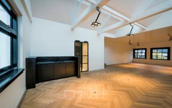 Ruime en lichte kantoorruimte op Keizersgracht 119, Amsterdam Grachtengordel, met grote ramen en een visgraat houten vloer. Ideaal voor het huren van een creatieve werkplek.