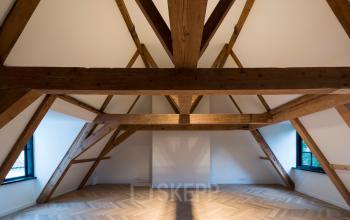 Kantoorpand gelegen op Keizersgracht 119 in Amsterdam, Grachtengordel. Ruime zolderruimte met karakteristieke houten balken en visgraatvloer, perfect voor kantoorruimte huren.