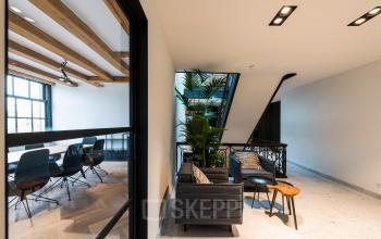 Interieur van kantoor aan de Keizersgracht 119, Amsterdam Grachtengordel met ruime werkplek bestaande uit een vergaderruimte met houten details. Zoek je een plek om te werken? Overweeg kantoorruimte huren hier.