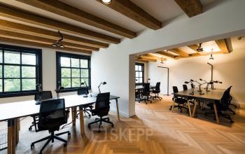Kantoorruimte huren aan de Keizersgracht 119 met houten vloer en moderne bureaus, ruime opzet in Amsterdam Grachtengordel. Veel daglicht door grote ramen.